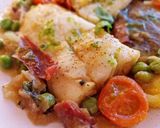 Foto del paso 10 de la receta: Bacalao y merluza con guisantes en salsa con cherrys y albahaca con jamón