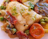 Foto del paso 10 de la receta: Bacalao y merluza con guisantes en salsa con cherrys y albahaca con jamón