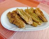 Foto del passaggio 2 della ricetta Fiori di zucca impanati e fritti