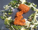 Foto del paso 2 de la receta: Chile poblano con queso y chorizo en salsa 🧀🌶️🍅