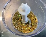 Une image de l'étape 24 de Lentilles corail aux saucisses, légumes, pistaches et coriandre.
