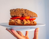 Foto del paso 2 de la receta: Bocadillo de atún con tomate 🐟🍅