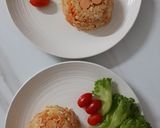 รูปขั้นตอนการทำที่ 2 ของ "ข้าวผัดไส้กรอก" Sausage Fried Rice🍳🍚🍅🧅🥕