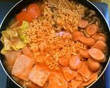 รูปขั้นตอนการทำที่ 3 ของ บะหมี่หม้อไฟเกาหลี บูแดชีเก (부대찌개) #อาหารเกาหลี