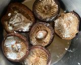 A picture of step 1 of Stuffed Shitake Mushrooms.