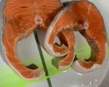 Gambar langkah 1 resipi Salmon grill garlic.
