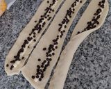Foto del paso 2 de la receta Trenza brioche de crema y pepitas de chocolate con conitos de hojaldre