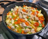 Une image de l'étape 23 de Poulet aux carottes, panais, petits pois et pommes de terre.