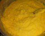 Foto del paso 4 de la receta: Polenta con queso 🧀 y salsa de codito de pollo 🍗