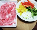 A picture of step 1 of Stir-Fried Vegetables and Sliced Beef with Sukiyaki Sauce.