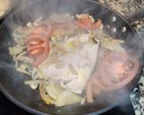 Foto del paso 6 de la receta: Emperador con cebolla caramelizada, champiñones rodajas de tomate con un toque de vino blanco