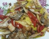 Foto langkah ke 5 dari resep Tumis ikan asin & daun prei pedas manis.