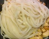Foto langkah ke 4 dari resep Pad Thai Ayam.