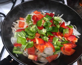 Foto del paso 3 de la receta: Verdura salteada con pollo