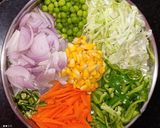 व्हेज शेज़वान फ्रॅंकी (Veg Schezwan Frankie recipe in marathi) रेसिपी स्टेप 2 फोटो
