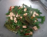 Foto langkah ke 5 dari resep Tumis tahu kacang panjang.