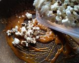 Foto langkah ke 4 dari resep Popcorn Caramel.