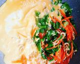 รูปขั้นตอนการทำที่ 4 ของ ผัดมาม่าผักรวมไข่