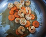 รูปขั้นตอนการทำที่ 3 ของ กุ้งผัดหน่อไม้ฝรั่ง