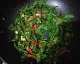 Foto langkah ke 3 dari resep Tumis teri Daun Kemangi.