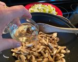 Une image de l'étape 4 de Cabillaud épicé, fondue de poireaux et champignons.