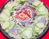 Foto del paso 1 de la receta: Carpaccio de pepino, tomate, cebolla roja y queso mozzarella!