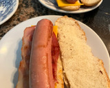 Foto del paso 3 de la receta: Perrito caliente con cebolla caramelizada, bacon y cheddar