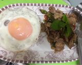 รูปขั้นตอนการทำที่ 8 ของ ข้าวกะเพราหมูชิ้น ไข่ดาว