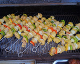 Foto del paso 4 de la receta: Brochetas de cerdo, pimiento, piña y cebolla blanca, asadas al carbón