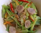 Foto langkah ke 3 dari resep Tumis labu Siam dan wortel.