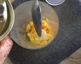 A picture of step 1 of Mango & strawberry shake.