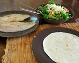 Foto del paso 2 de la receta Rollito de panga con aguacate, rúcula, canónigos, queso y tomate