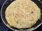Tortilla de ajos tiernos, espárragos trigueros, gambas y atún