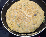 Foto del paso 7 de la receta: Tortilla de ajos tiernos, espárragos trigueros, gambas y atún