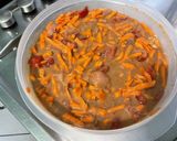 Une image de l'étape 20 de Poulet aux cacahuètes, carottes, tomates et épices.
