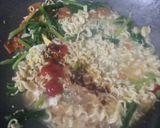 Foto langkah ke 3 dari resep Mie Kuah Sawi Tomat Pedas.