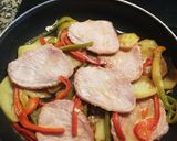 Foto del paso 2 de la receta Escalopines de lomo con patatas y pimientos
