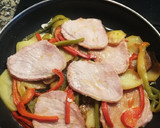 Foto del paso 2 de la receta: Escalopines de lomo con patatas y pimientos