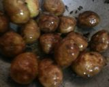 A picture of step 1 of Chilke wale chote aloo (baby potatoes).