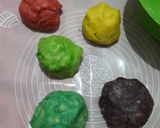 Foto langkah ke 4 dari resep Getuk lindri rainbow tanpa cetakan.