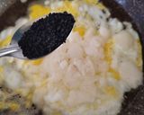 صورة لخطوة 2 من وصفة بيض بالجبن حبة سوداء🥚