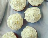 A picture of step 6 of Buttercream vanilla cupcakes.