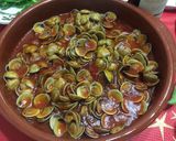 Foto del paso 1 de la receta: Chirlas en salsa con cebolla confitada