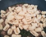 Foto del passaggio 6 della ricetta Gnocchetti con rucola, salsiccia e scamorza affumicata