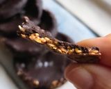 Foto del paso 7 de la receta: Galletitas de sésamo con baño de chocolate 85 % cacao y sal del Mediterráneo en escamas