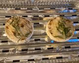 Grillezett rozmaringos camembert burgonyakrokettel és mediterrán salátával recept fázis 2 fotója
