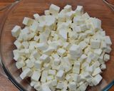 Foto del paso 1 de la receta: Botana de queso panela con aceitunas y tomates deshidratados