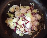 Foto del paso 3 de la receta: Morrones con huevo y queso, y papas con salsa blanca de cebollitas de verdeo!!