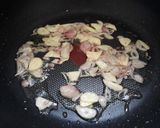 Foto langkah ke 2 dari resep TUMIS JAMUR KANCING CABE HIJAU (Jamur Champignon).