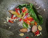 Foto langkah ke 2 dari resep Oseng Kerang Pedas Manis.
